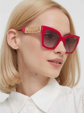 NWOT Moschino Pink-Red Cat Eye Sunglasses with Gold Logo Temples